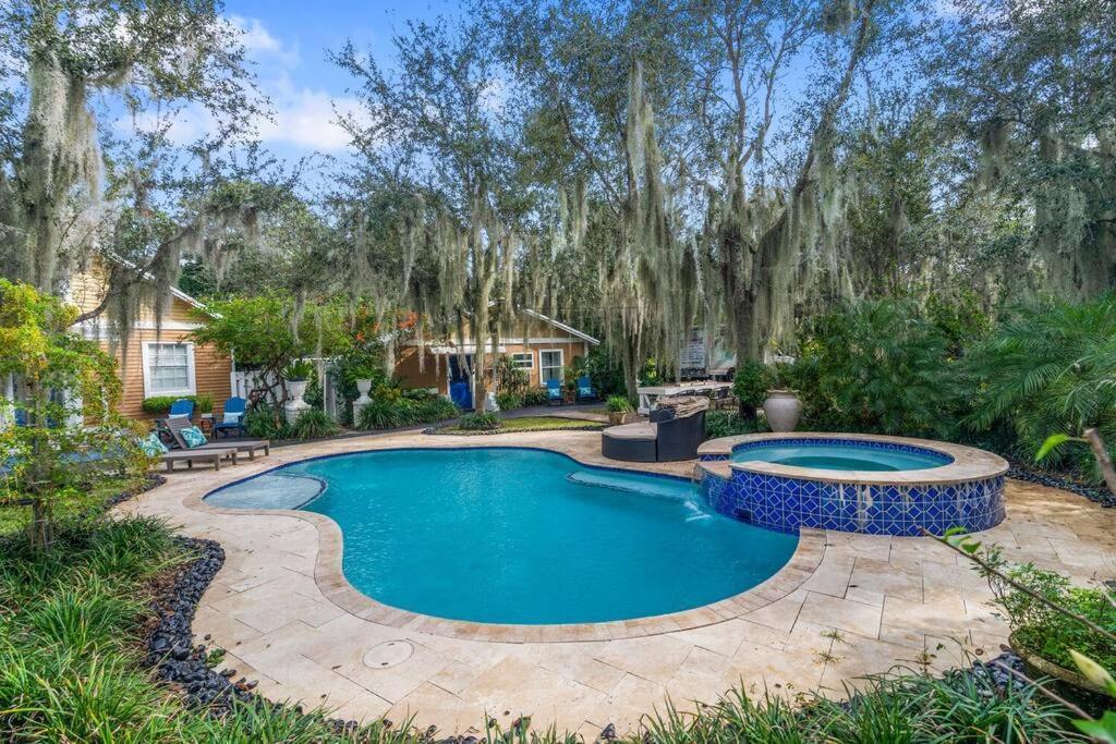 Villa Tropical Oasis Located Near With Pool And Hot Tub