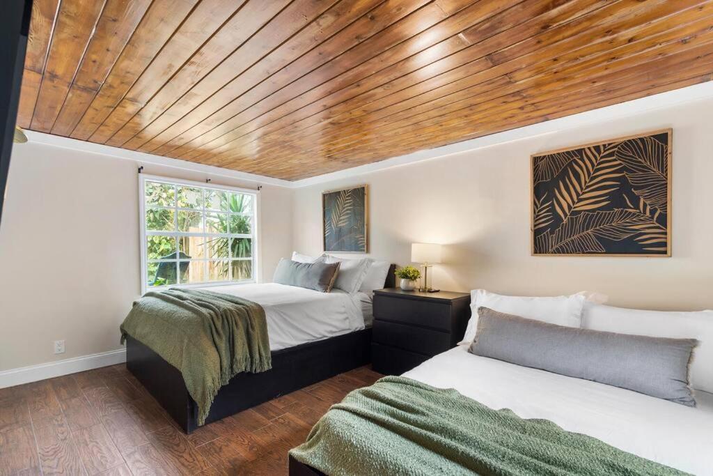Villa Tropical Oasis Located Near With Pool And Hot Tub