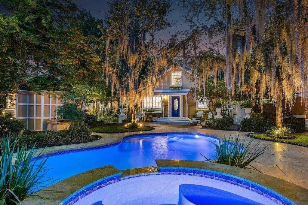 Villa Tropical Oasis Located Near With Pool And Hot Tub