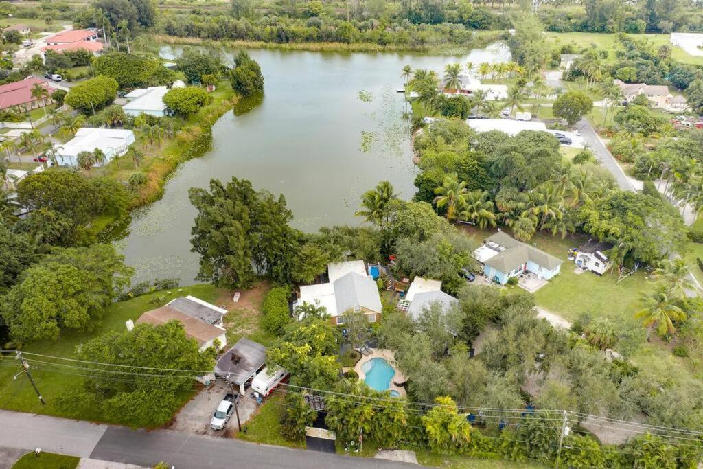 Tropical Oasis Located Near With Pool And Hot Tub *