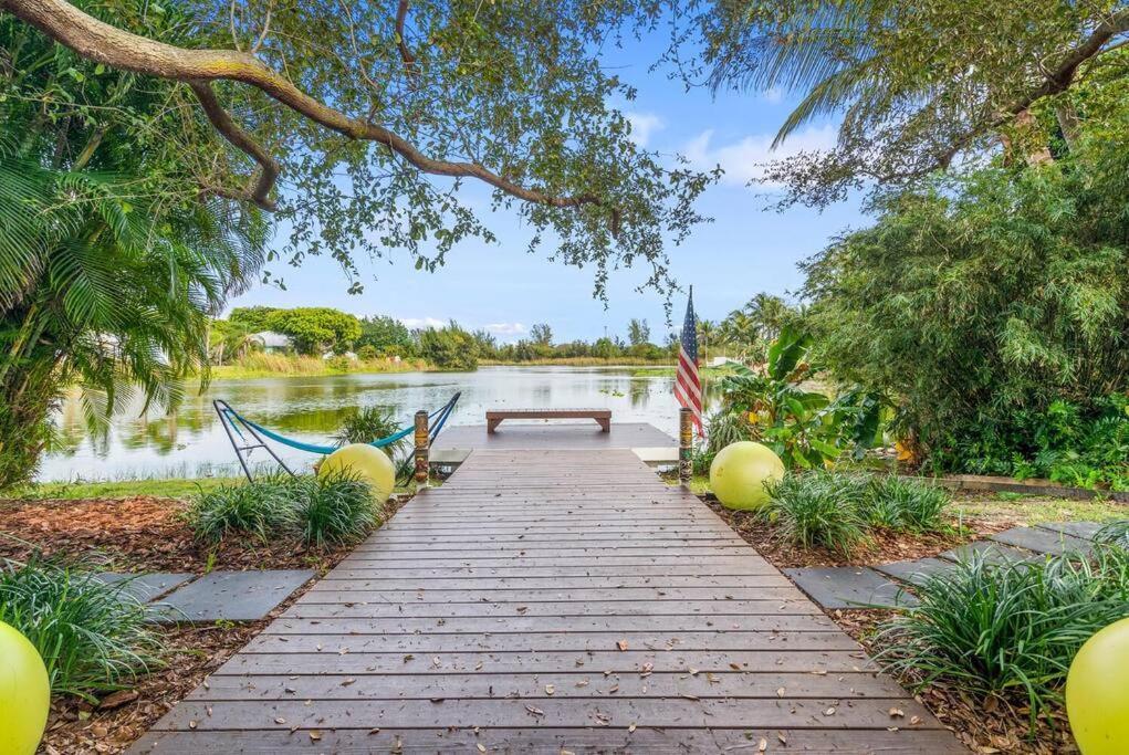 Tropical Oasis Located Near With Pool And Hot Tub Villa