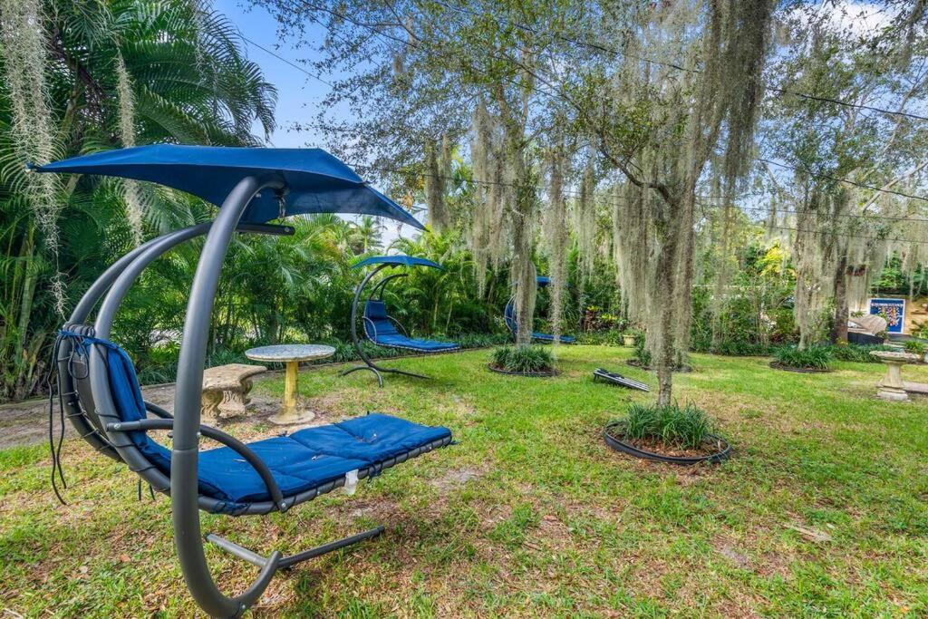 Villa Tropical Oasis Located Near With Pool And Hot Tub