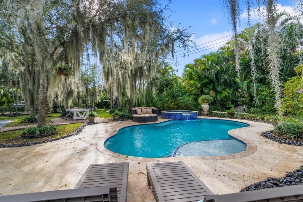 Villa Tropical Oasis Located Near With Pool And Hot Tub
