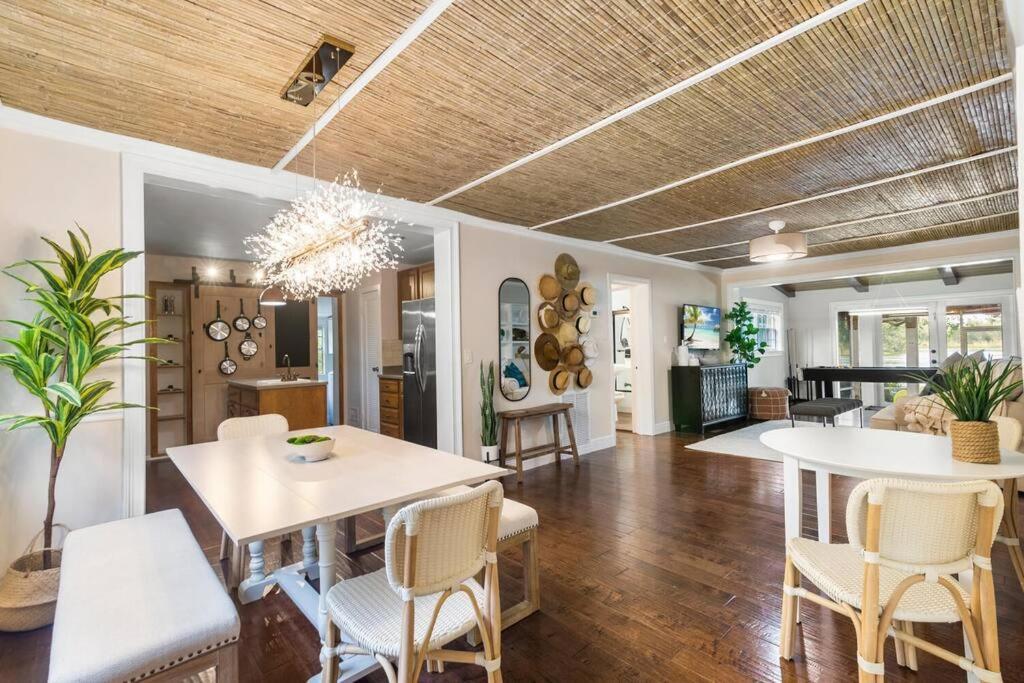 Villa Tropical Oasis Located Near With Pool And Hot Tub