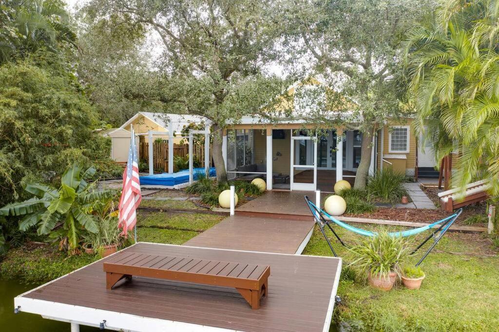 Villa Tropical Oasis Located Near With Pool And Hot Tub