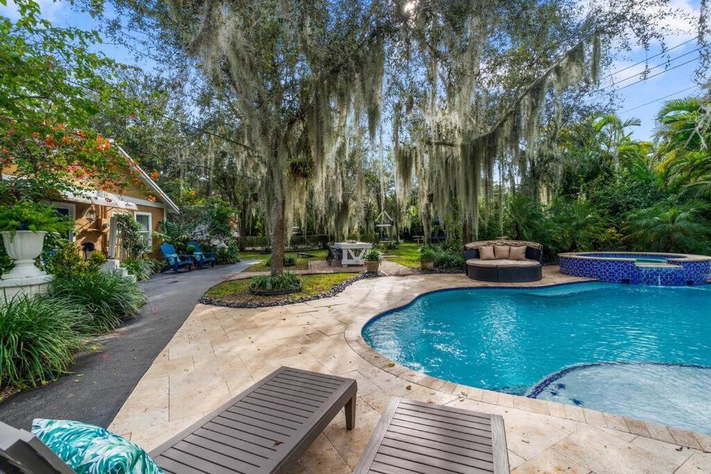 Tropical Oasis Located Near With Pool And Hot Tub *