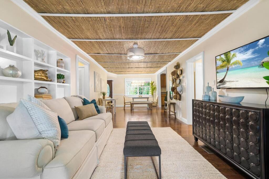 Tropical Oasis Located Near With Pool And Hot Tub