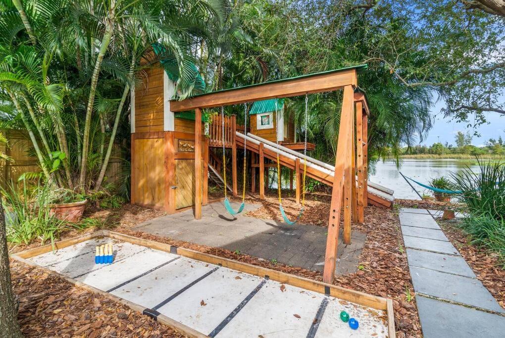 Tropical Oasis Located Near With Pool And Hot Tub Villa