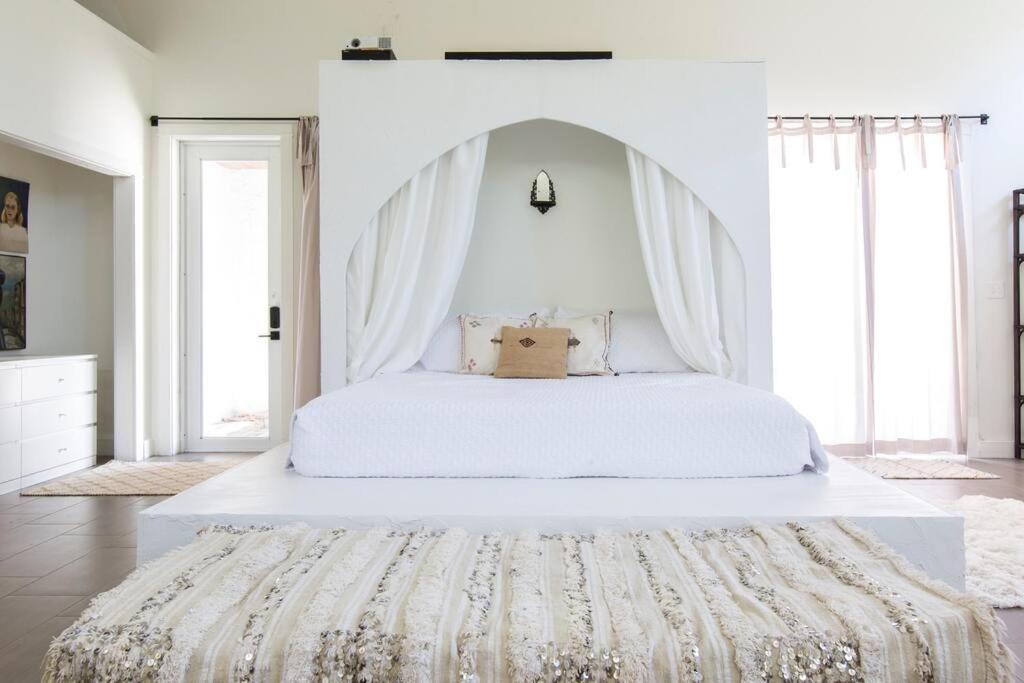 Amazing Estate Close To & Downtown → Sleeps 17 Villa