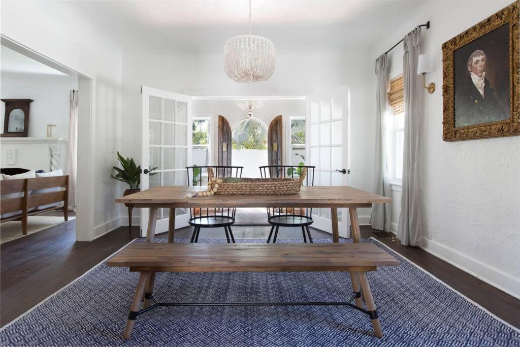 Villa Amazing Estate Close To & Downtown → Sleeps 17