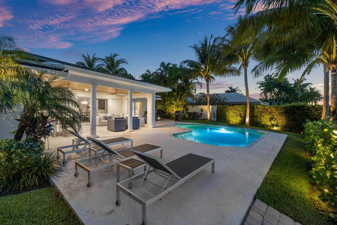 Villa Seven Palms Waterfront, Heated Pool & Private Dock -walk To Beach! *