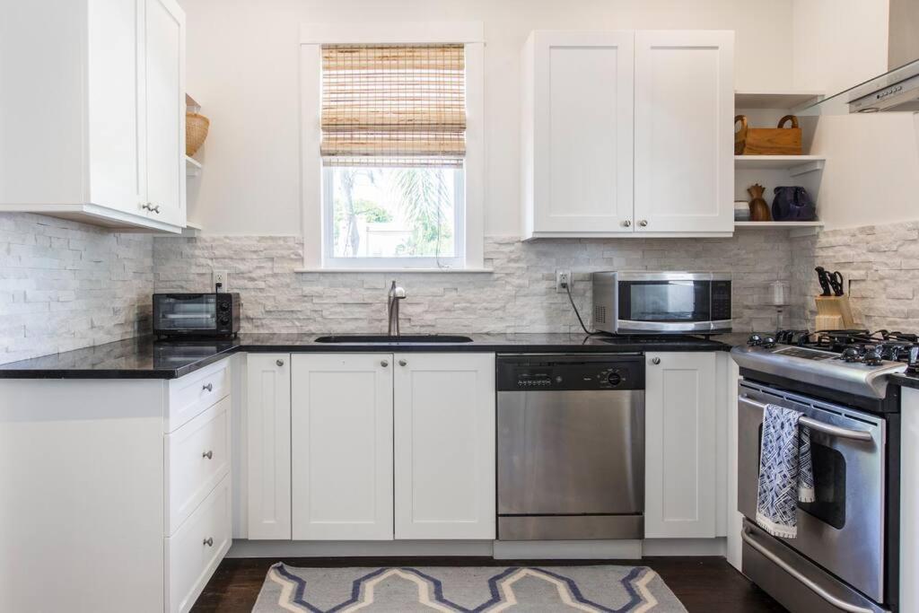Amazing Estate Close To & Downtown → Sleeps 17 *
