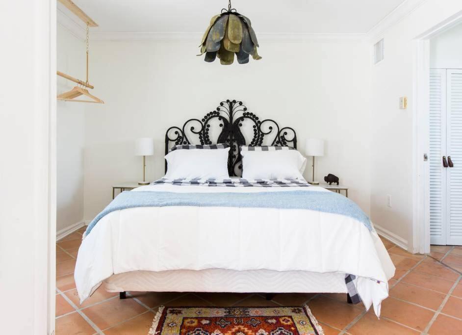 Villa Amazing Estate Close To & Downtown → Sleeps 17