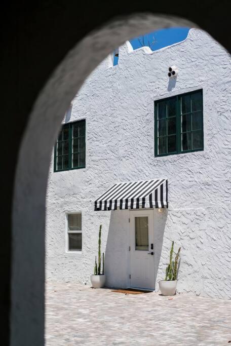 Villa Amazing Estate Close To & Downtown → Sleeps 17 *