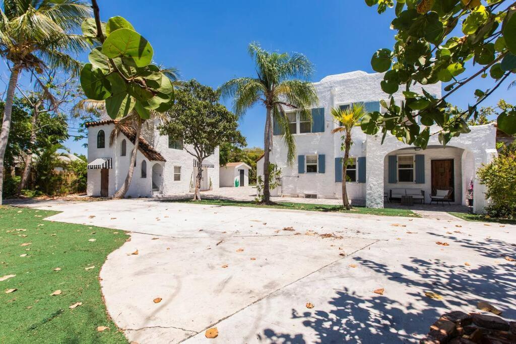 Amazing Estate Close To & Downtown → Sleeps 17 Villa