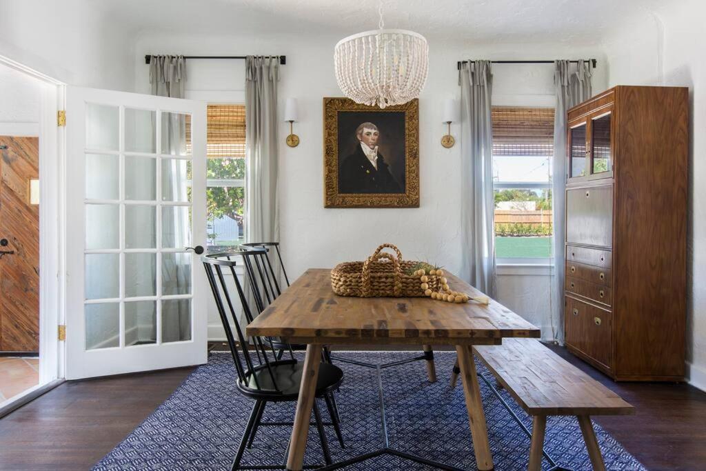 Villa Amazing Estate Close To & Downtown → Sleeps 17