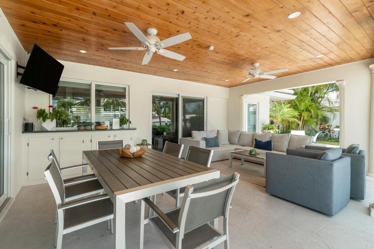 Villa Seven Palms Waterfront, Heated Pool & Private Dock -walk To Beach!