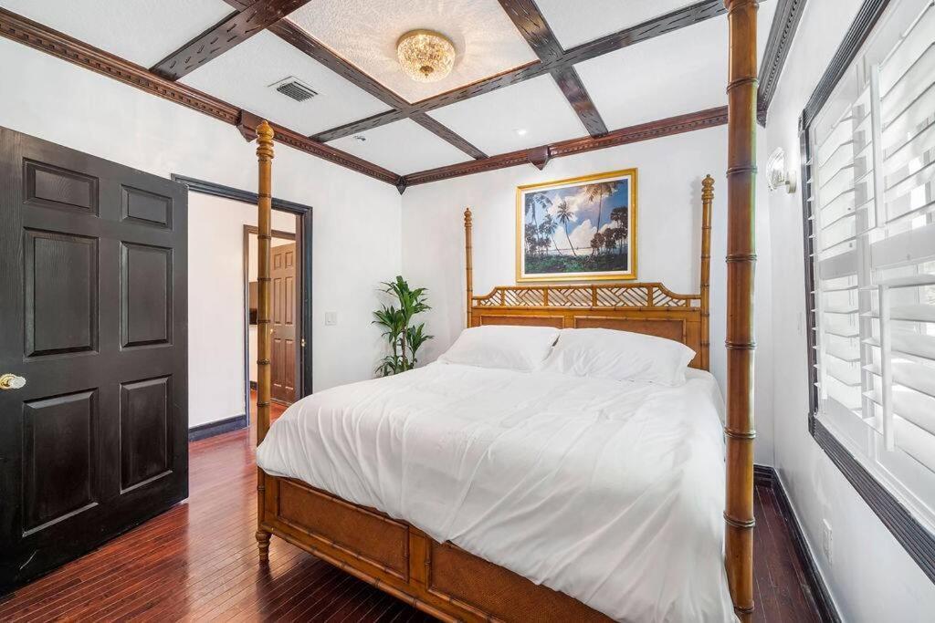 The Golden Alligator 1 - 3 Beds 2 Baths In West Palm Close To Everything Apartment *