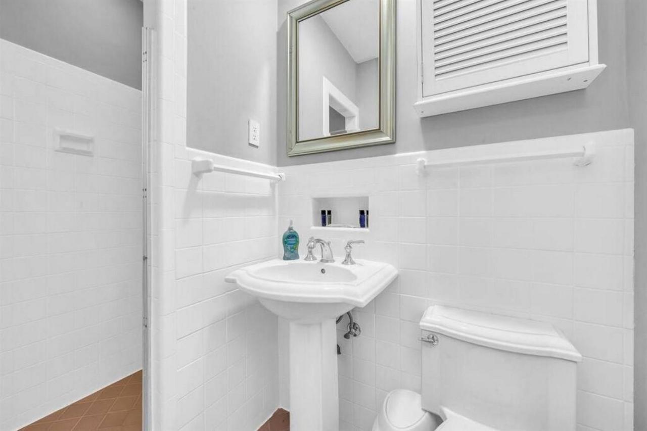 Intracoastal Paradise Walking Distance To Beach! Apartment West Palm Beach
