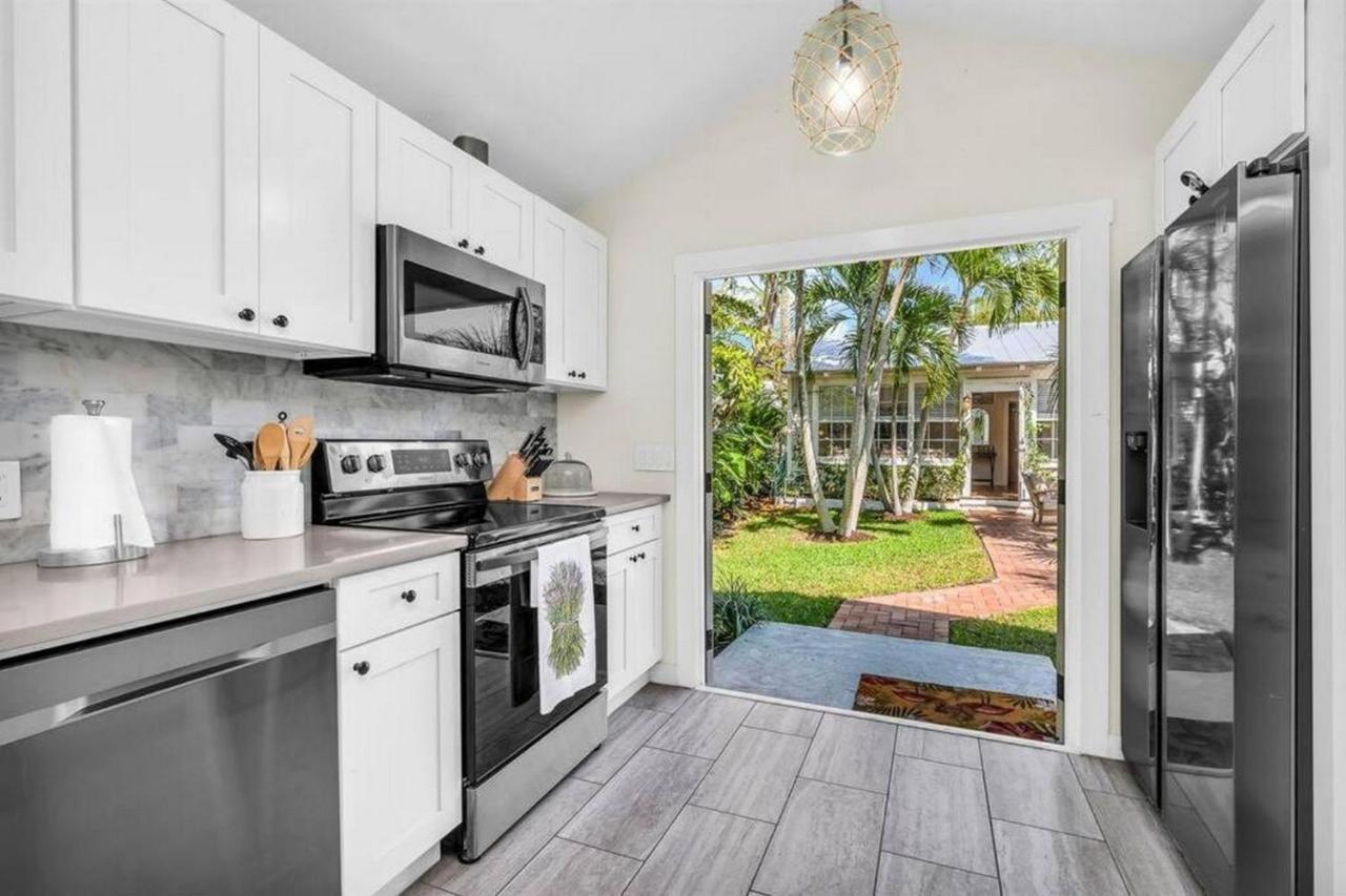 Villa Tropical Estate W/ & Pool. Sleeps 8! West Palm Beach
