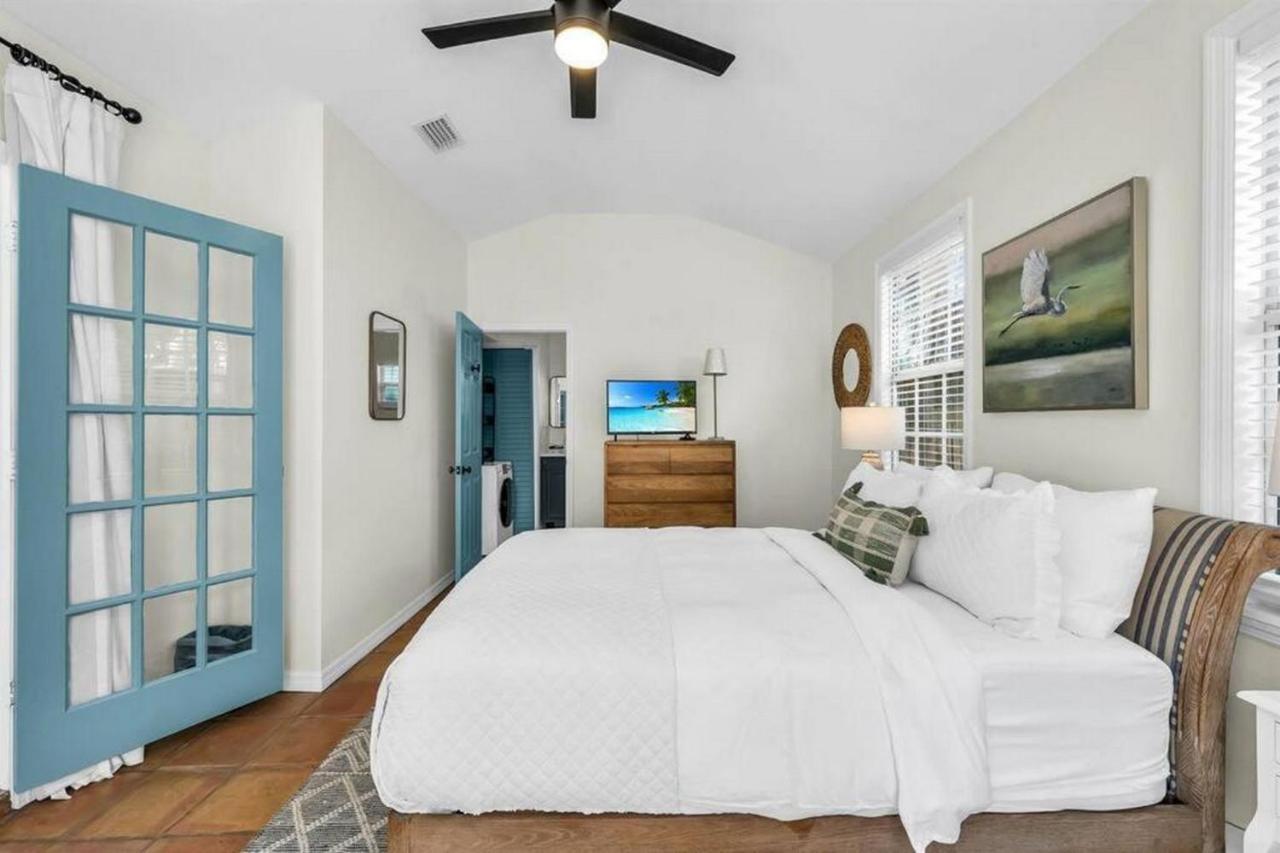 Tropical Estate W/ & Pool. Sleeps 8! *