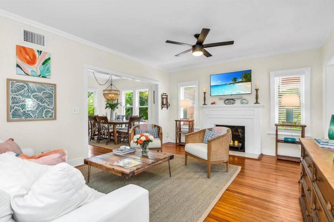 Tropical Estate W/ & Pool. Sleeps 8! Villa West Palm Beach