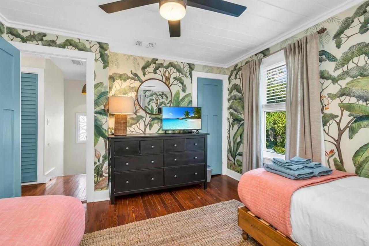 Tropical Estate W/ & Pool. Sleeps 8! Villa West Palm Beach