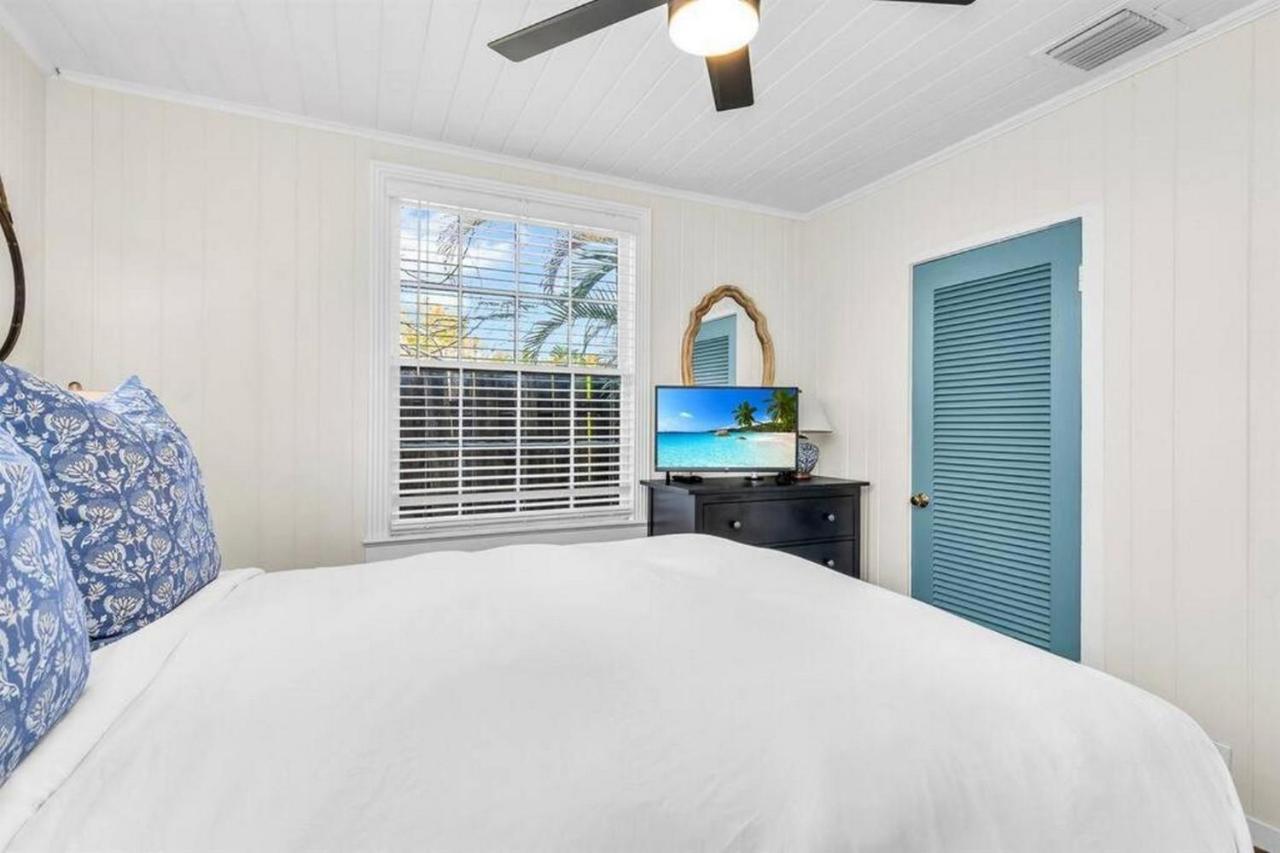 Villa Tropical Estate W/ & Pool. Sleeps 8! West Palm Beach