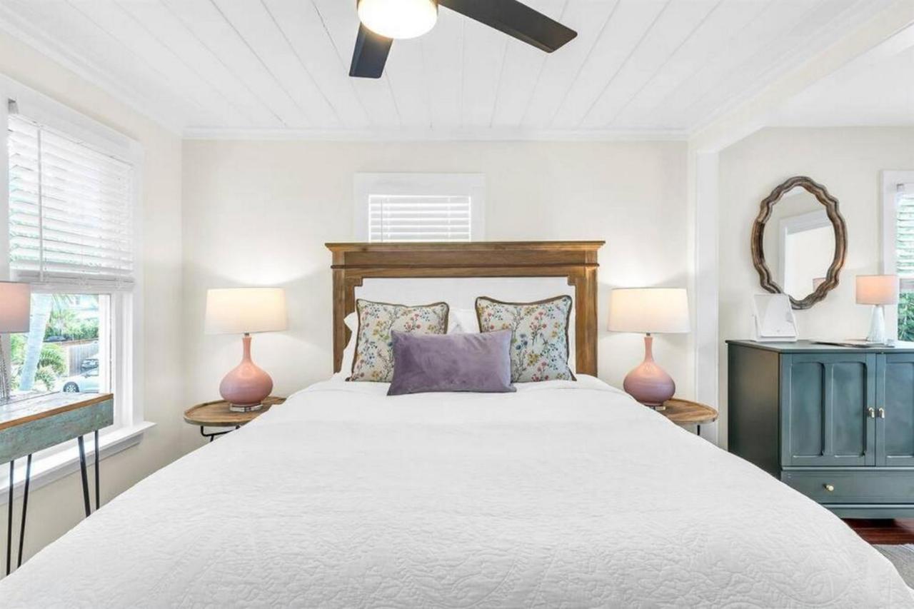 Villa Tropical Estate W/ & Pool. Sleeps 8! West Palm Beach
