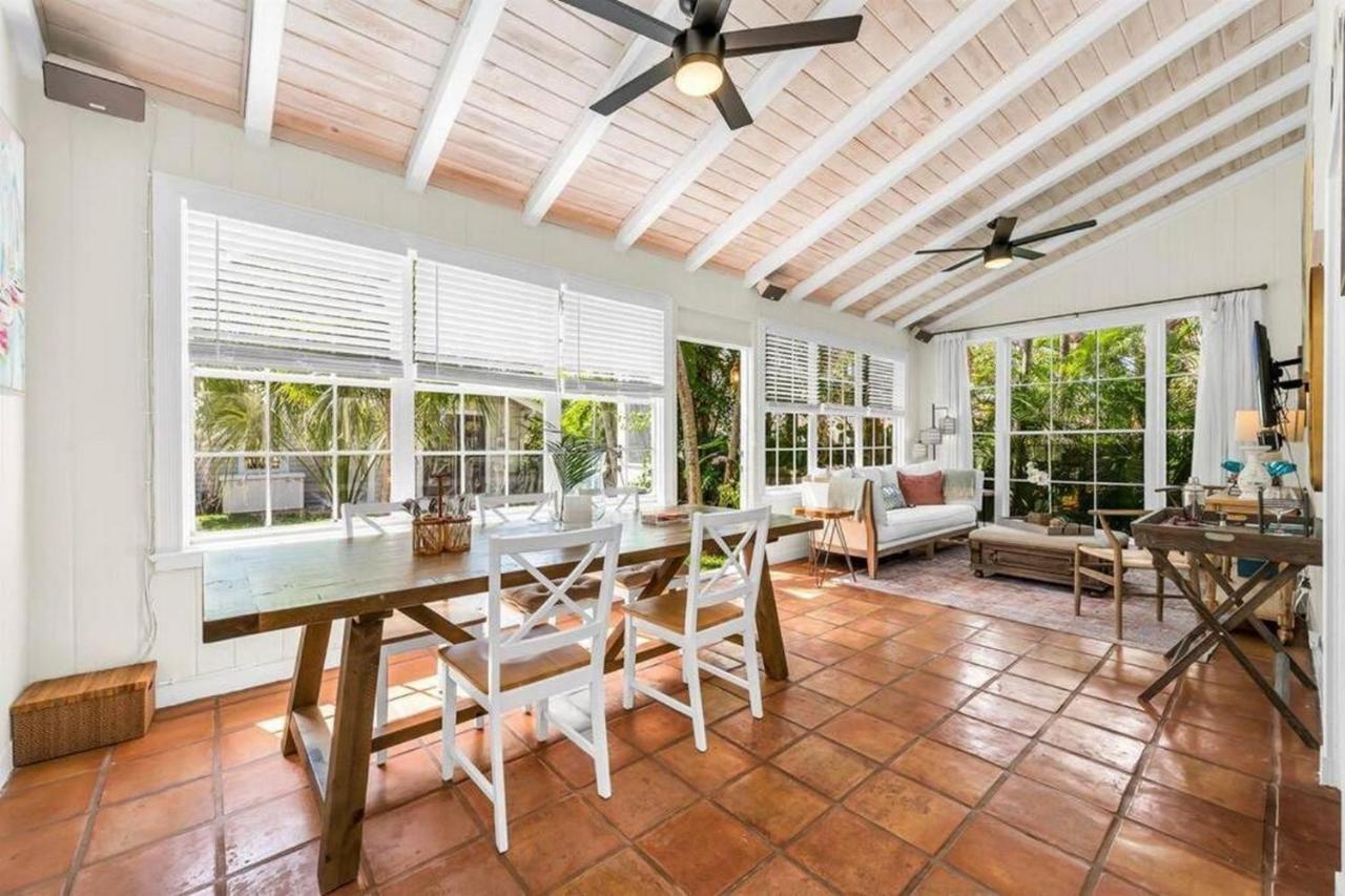 Tropical Estate W/ & Pool. Sleeps 8! Villa *