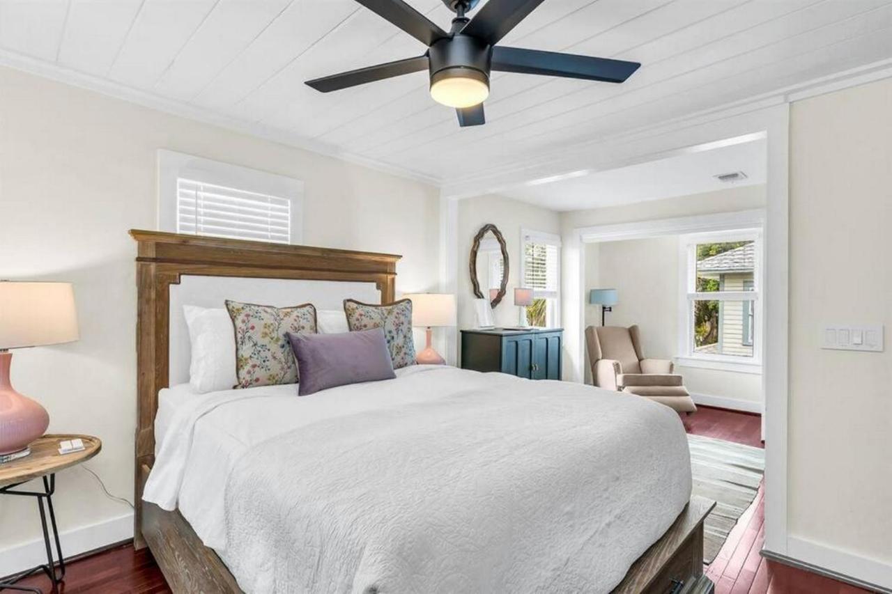 Tropical Estate W/ & Pool. Sleeps 8! Villa West Palm Beach