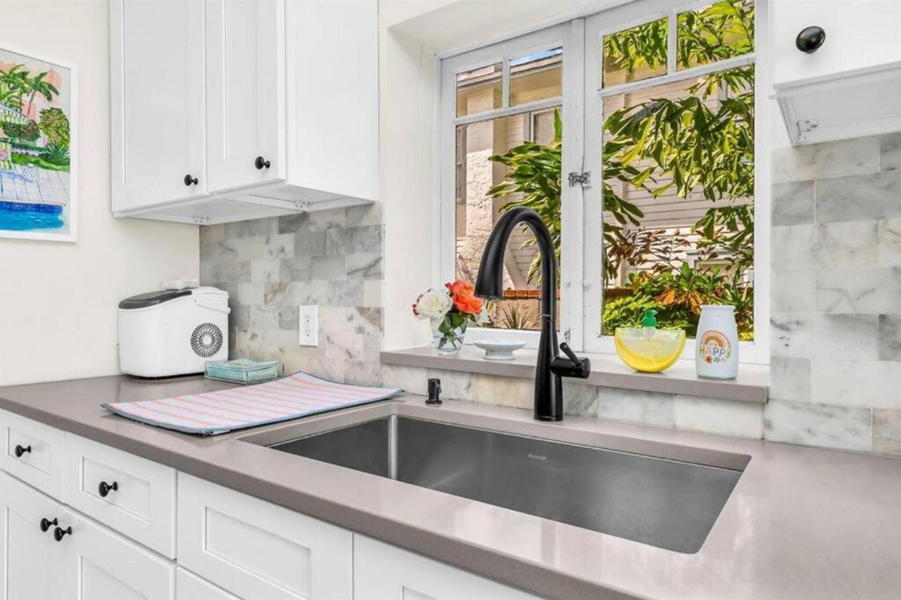 Tropical Estate W/ & Pool. Sleeps 8! West Palm Beach
