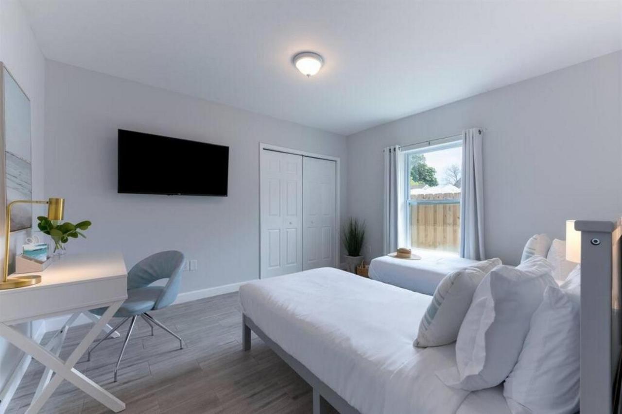 Villa Modern Comfortable Stay!sleeps 8! West Palm Beach