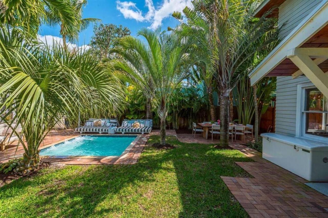 Tropical Estate W/ & Pool. Sleeps 8! Villa *