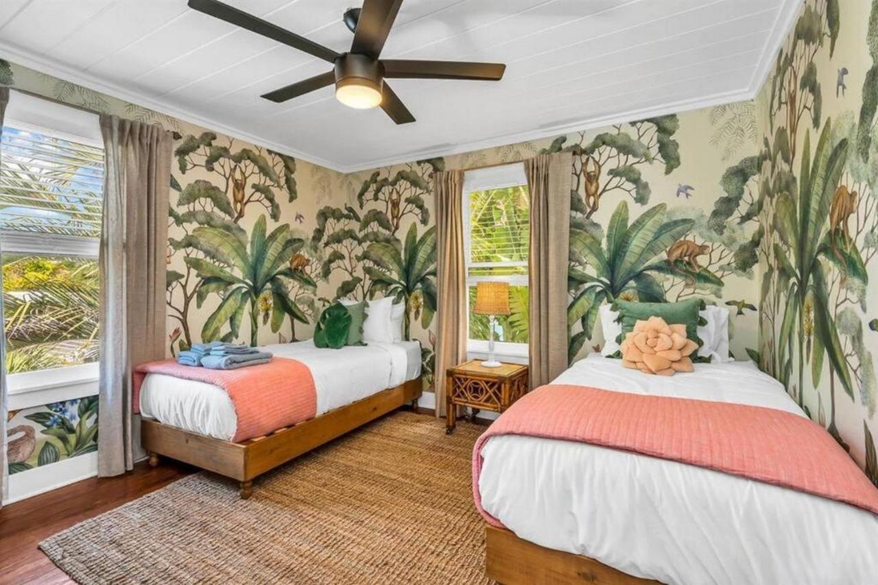 Tropical Estate W/ & Pool. Sleeps 8! West Palm Beach