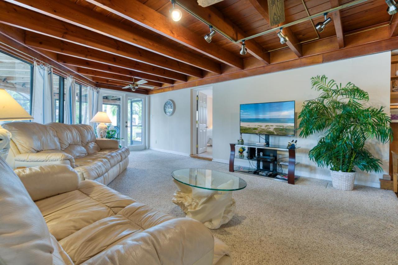 Villa Waterfront Oasis On Private Dock, Pool, & Firepit! West Palm Beach