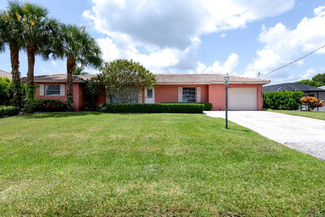 Waterfront Oasis On Private Dock, Pool, & Firepit! West Palm Beach