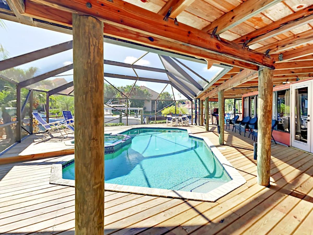 Villa Waterfront Oasis On Private Dock, Pool, & Firepit! West Palm Beach