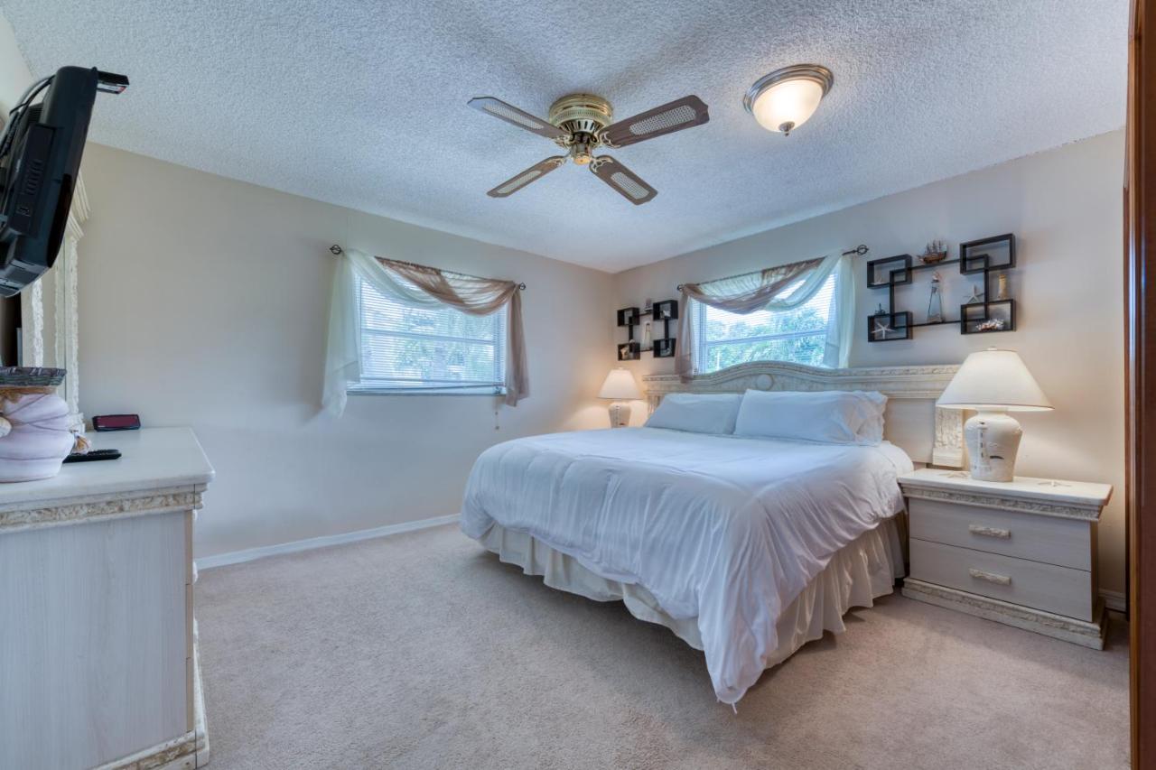 Waterfront Oasis On Private Dock, Pool, & Firepit! West Palm Beach