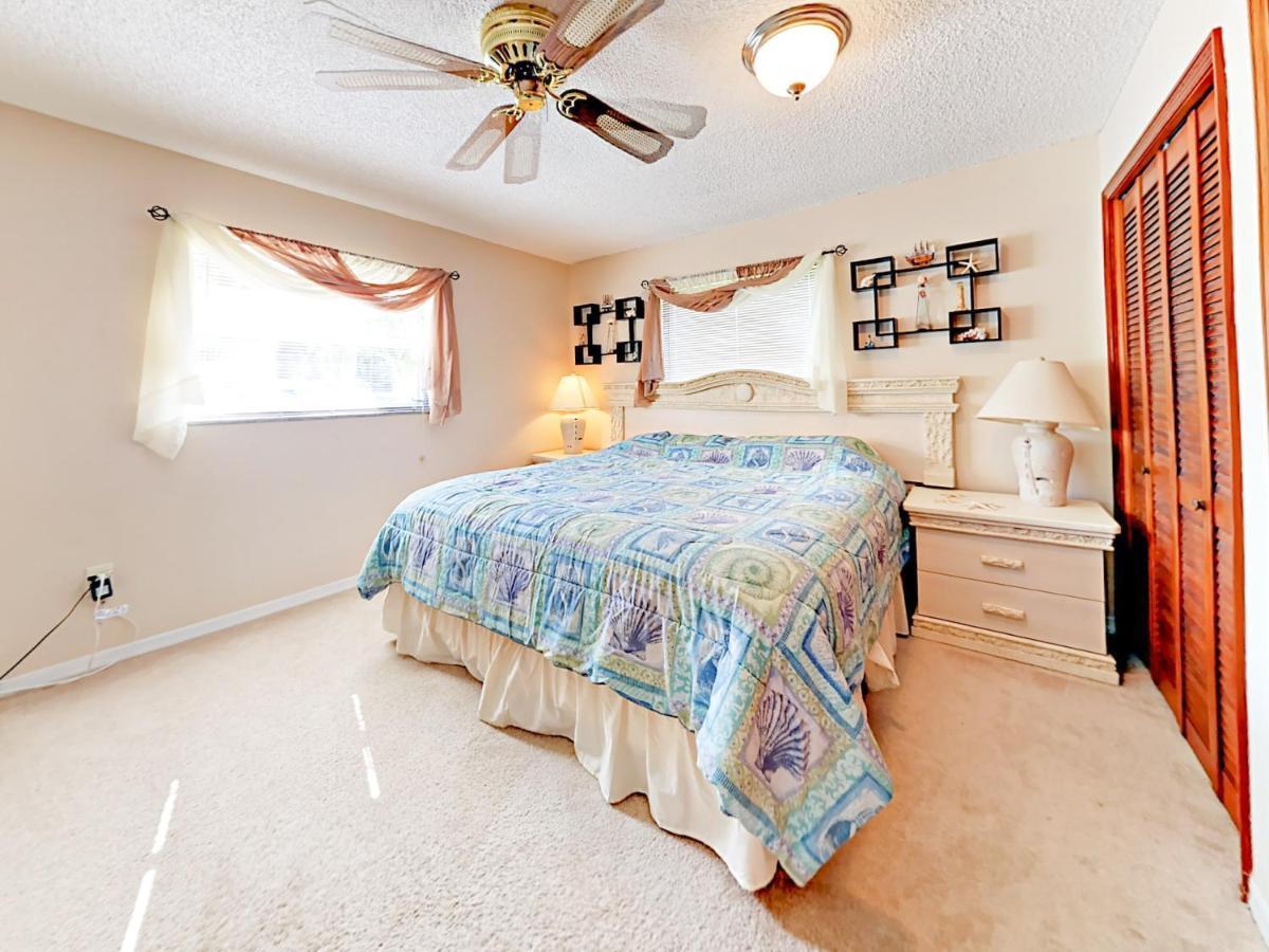 Villa Waterfront Oasis On Private Dock, Pool, & Firepit! West Palm Beach