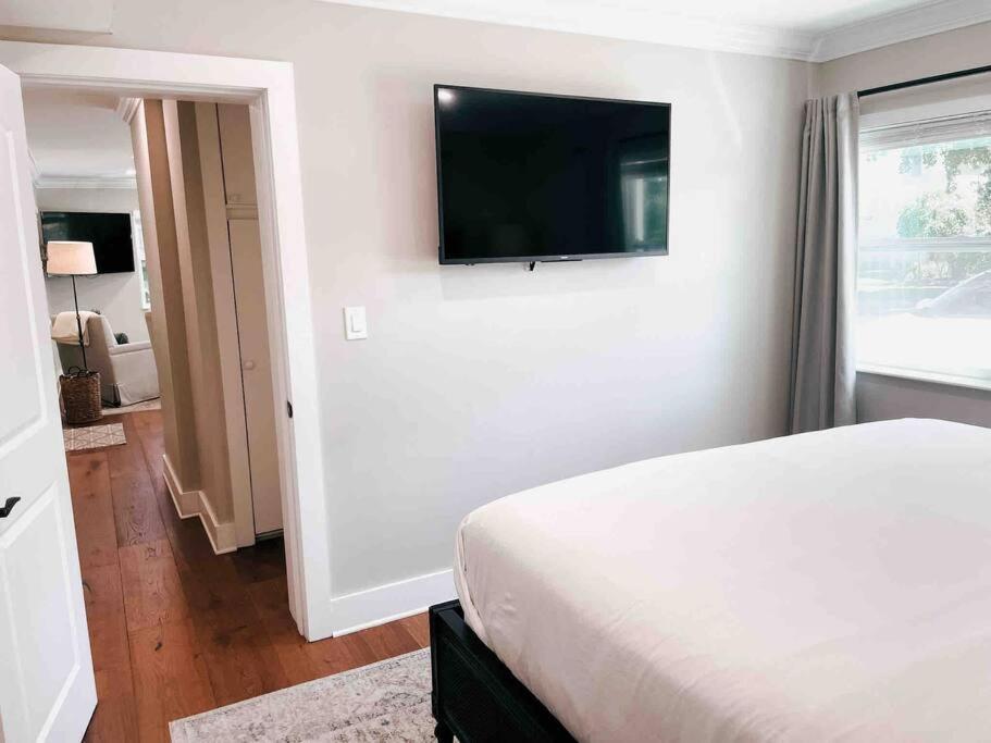 Remodeled Downtown #1 Apartment *