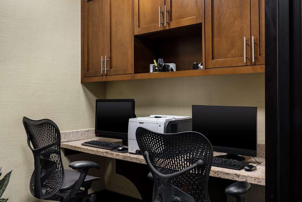 Hilton Garden Airport 3*