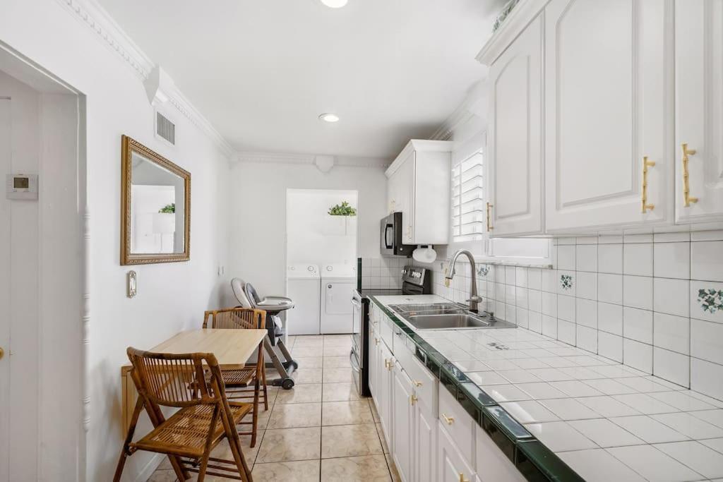 The Golden Alligator 2 - 3 Beds 1 Bath Palm Regency Style, Near Everything