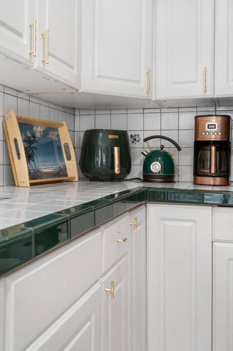 The Golden Alligator 2 - 3 Beds 1 Bath Palm Regency Style, Near Everything * West Palm Beach