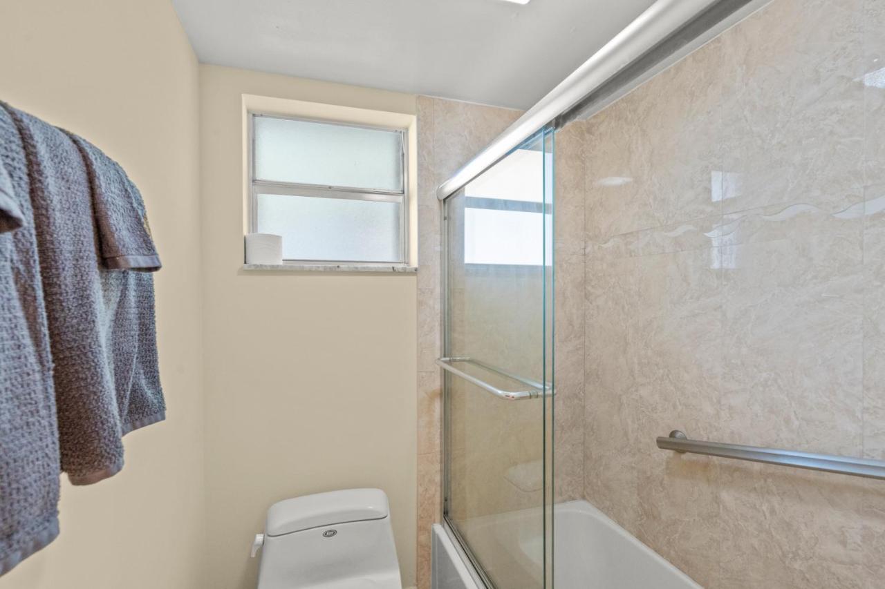 Apartment Sunny Beachside Oasis Sleeps 6,1 Blocktowaves *