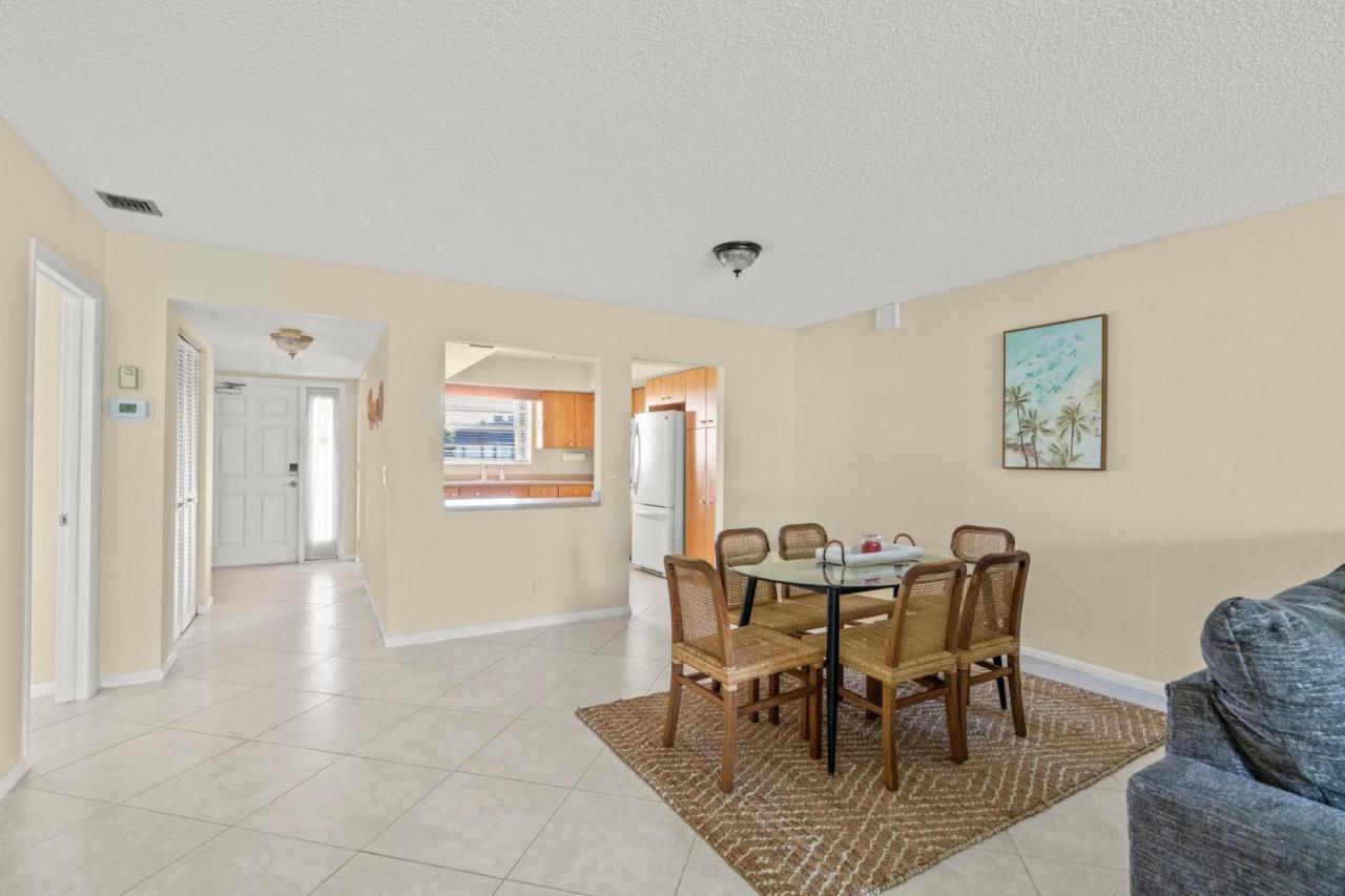 Sunny Beachside Oasis Sleeps 6,1 Blocktowaves *