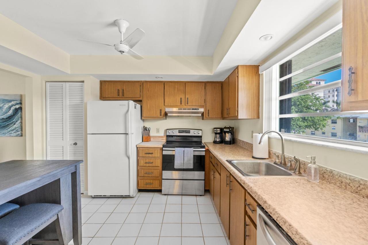 Apartment 1 Block To The Beach! King Beds! Spacious! West Palm Beach