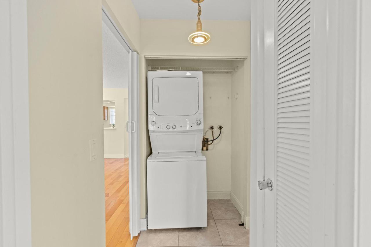 1 Block To The Beach! King Beds! Spacious! * West Palm Beach