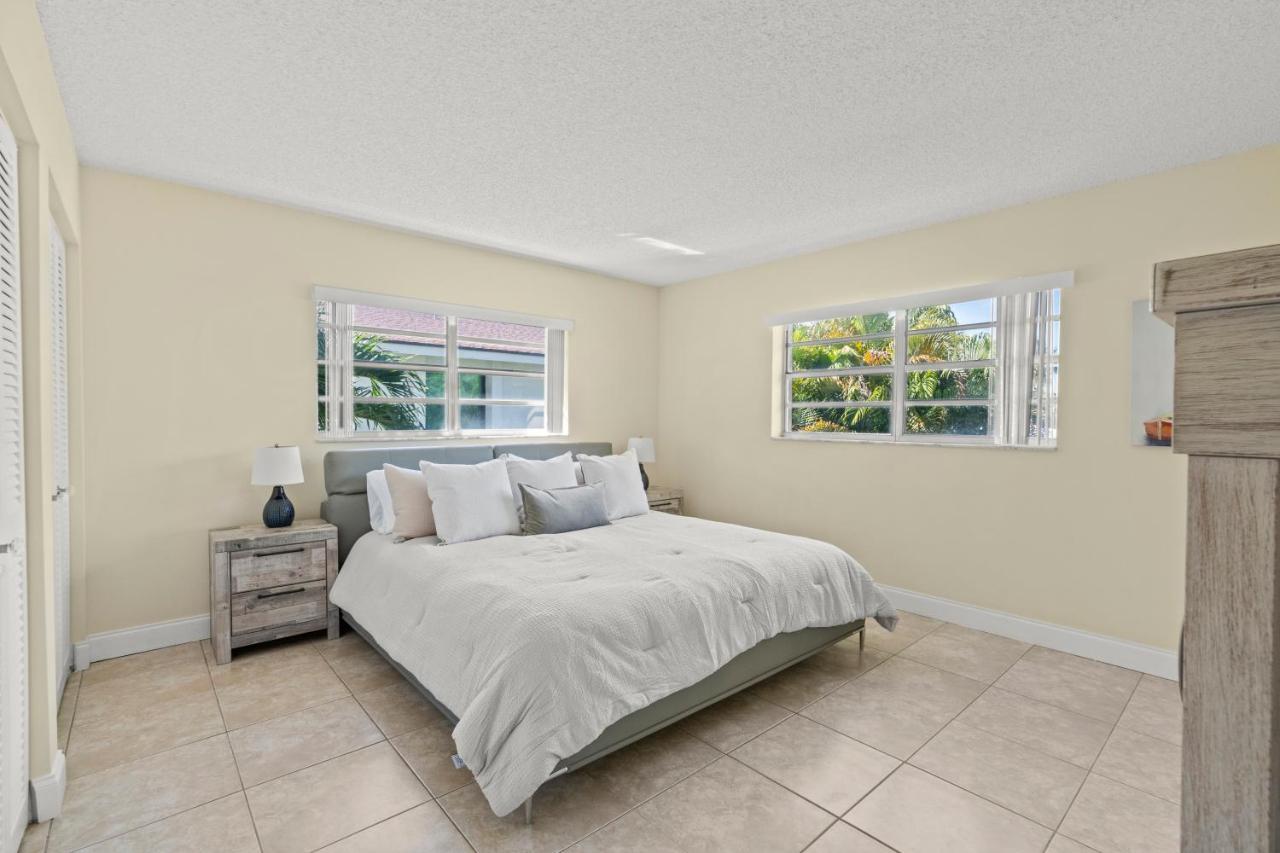 1 Block To The Beach! King Beds! Spacious! *
