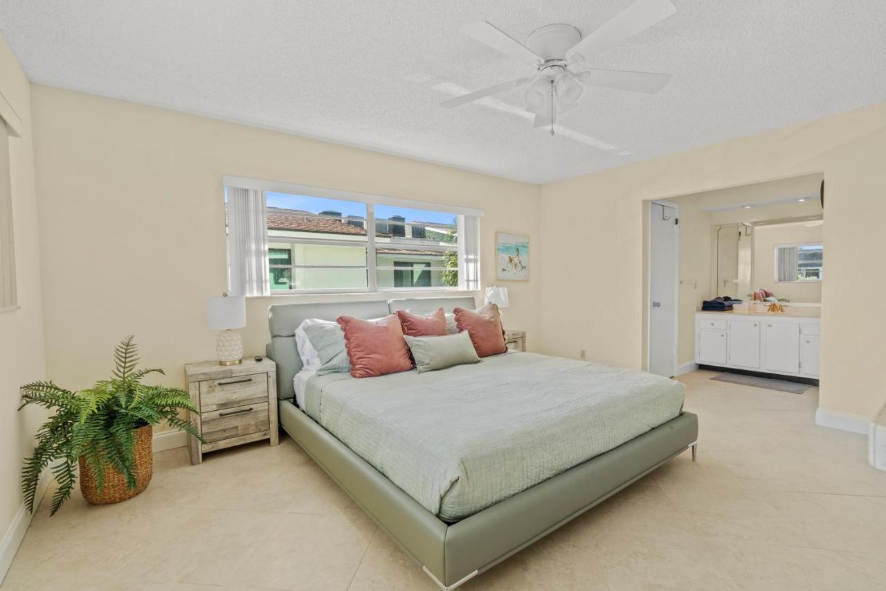 1 Block To The Beach! King Beds! Spacious! West Palm Beach